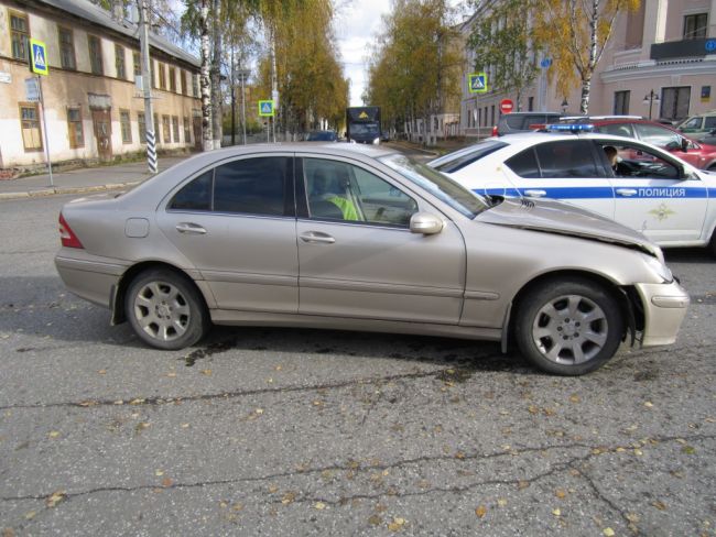 В Ухте в результате столкновения Mitsubishi Lancer и Mercedes- С24 пострадали двое детей